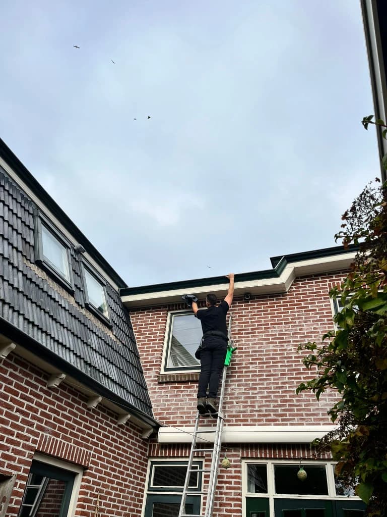 Houtwerk reinigen Friesland - boeidelen, kozijnen en kunststof schoonmaken door Xtra Schoon - afbeelding 1
