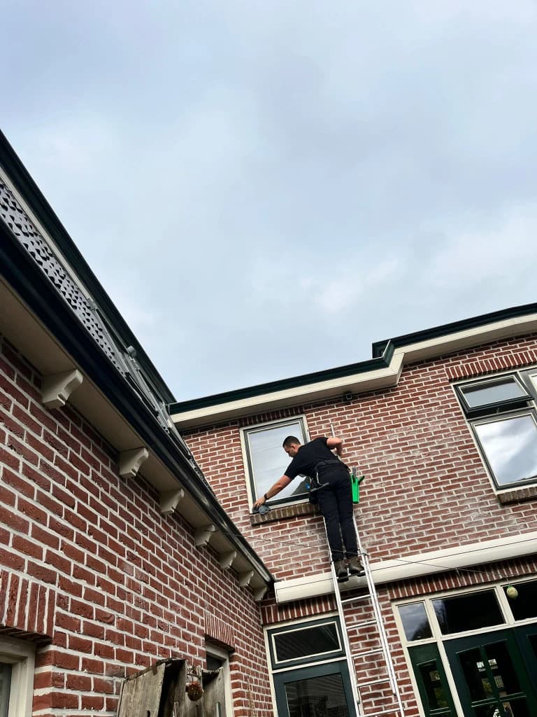 Professioneel ramen wassen in Friesland door Xtra Schoon - streepvrij resultaat met osmose technologie - afbeelding 1