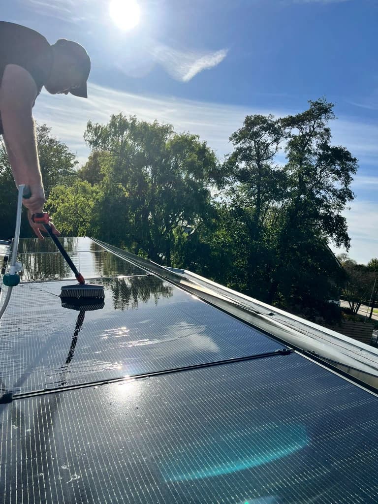 Zonnepanelen reinigen Friesland - maximale opbrengst door professionele reiniging Xtra Schoon - afbeelding 1