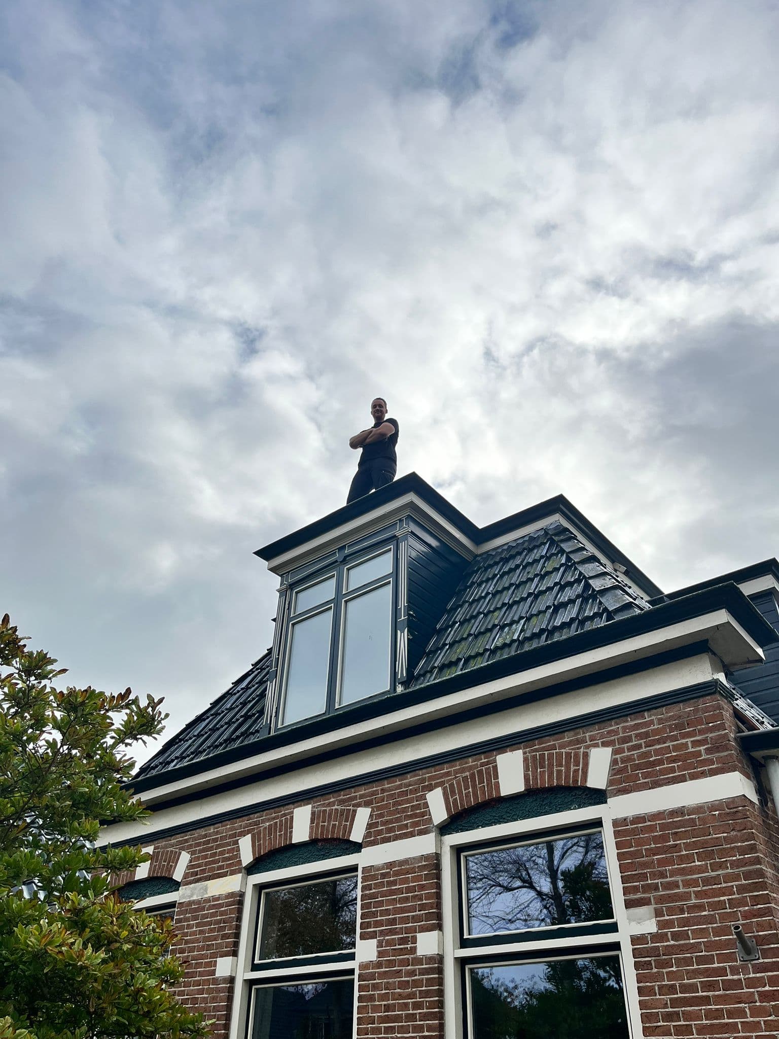 Professionele glazenwasser Xtra Schoon aan het werk in Friesland - ramen wassen en schoonmaakdiensten